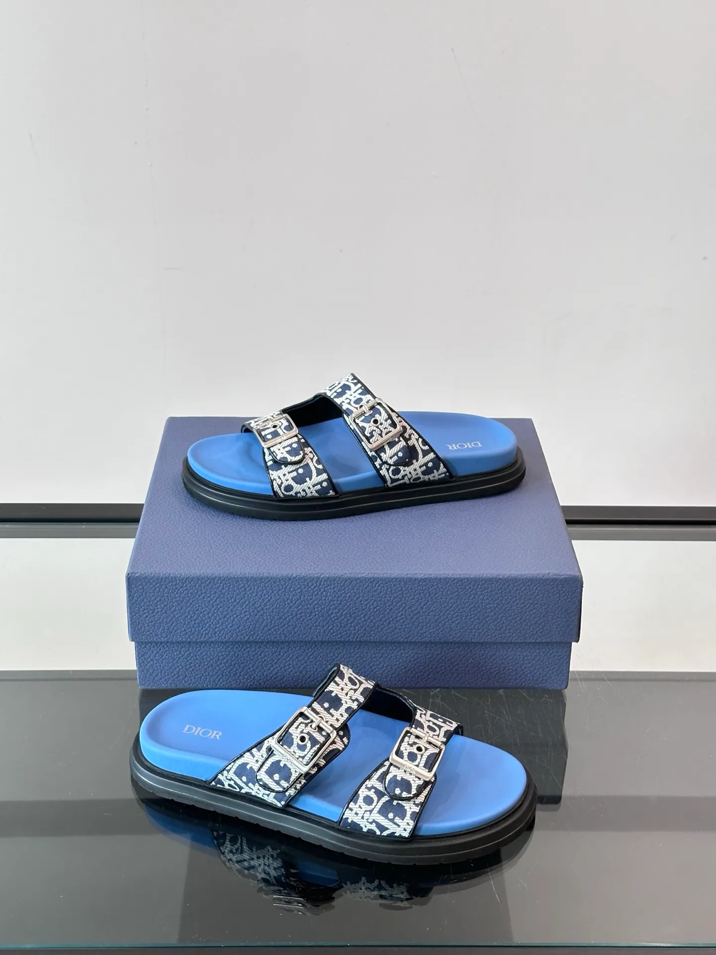 Factory price: 300💰Dior Aqua men's sandals and slippers. Showcasing Dior haute couture design. The Dior gray suede strap is accented with an aluminum Dior buckle for added style. Paired with a comfortable tonal notch sole, they pair easily with shorts or jeans for a sophisticated look. Main body: suede cow leather, technical fabric lining: cow leather, with adjustable straps, aluminum Dior buckle, Dior gray EVA insole, tonal notch rubber outsole splicing structure👌👌 size: 38-44 (45.46 customized)